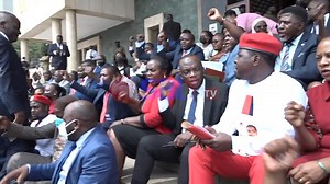 BINO TUBIKOOYE - Ababaka ba 'opposition' badduse mu paalamenti | Salt Tv