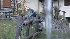 🇬🇧The first edition of the TOR100 - Cervino-Monte Bianco, a race to be run, started in cold and windy conditions. At the top of the women's ranking is Enrica Dematteis who, after arriving in Ponteille Desot at 10.21 a.m., is running towards Saint-Rhémy-en-Bosses. Behind her, Chiara Innocenti, at 10.31 at the Rifugio Champillon and Raffaella Canino who arrived at 10.27 in Ollomont. Among the men, the Belgian Virgile Vandewalle dominates the race, arriving at the Frassati Refuge at 10.21 a.m.. B