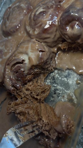 COCOA CINNAMON ROLLS MAHITAJI Unga 500g (nusu kilo) cocoa powder 60g (vijiko vi 3 vya chakula) Siagi 2tsp Yai 1 Baking powder 1 1/2 tsp Hamira 1tsp Maziwa fresh 1 glass (nusu lita) JINSI YA KUFANYA 1. Anza kwa kuchanganya vzr dry ingredients zote 2. Kisha weka wet ingredients 3. Changanya vzr and then weka siagi kijiko 1 4. Baadae ongeza unga vijiko 2-3 na uchanganye vzr 5. Malizia kuweka butter kijiko 1 6. Acha iumuke vzr 7. Toa hewa na usukume vzr 8. Nyunyiza cinnamon and sugar mix 9. Kunja,ka
