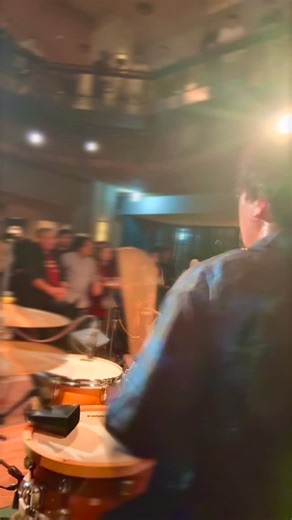 山本 海月 / Mizuki Yamamoto on Instagram: "先日のBLUE NOTE PLACEでのAlter Egoサポートのドラムソロ。 「From Rock with Jazz」というタイトルの曲。クラブジャズを演奏するピアノトリオですが、この曲ではドラムソロも激しく、ロック感を強めにして叩いております。めちゃくちゃ楽しかったなあ。 ⁡ #drums #fyp #drummersofinstagram #gospelchops #山本海月"