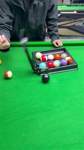 Practical and convenient ball-spinning device