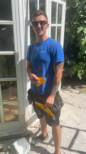 Testing the Dandy Paint Guard! 🎨 We gave the Dandy Paint Guard a go to see if it really helps achieve those clean, straight edges without taping. The concept is great — you hold the guard tight against the surface, and it leaves a couple of millimetres gap so the paint slightly overlaps, giving you that sharp line. It worked well for the first one or two dips, but after that, it started dragging paint and left a few uneven marks. While it’s an interesting idea, it just didn’t give the consisten