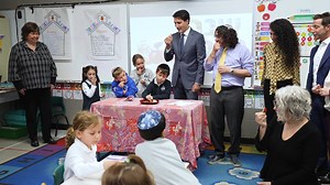 Rosh Hashanah is almost here, and we celebrated that with students at the Ottawa Jewish Community School this morning. To those who were making cards, to those who were dipping apples in honey, and to everyone else we ran into: Shana Tova! Here’s to a sweet and healthy New Year. // Roch Hachana est à nos portes, et on l’a célébré avec des élèves de la Ottawa Jewish Community School ce matin. À ceux qui confectionnaient des cartes, ceux qui trempaient des pommes dans le miel et les autres qu’on a