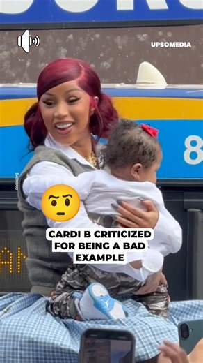 The singer appeared with a little one in front of hundreds of fans, only to then start with some not-so-fine dances. 📹: https://www.instagram.com/backgrid_usa/ | Hallelujah