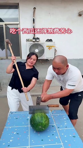Eating a watermelon requires a lot of effort_ Fun couple 666_ Quick growth plan_ I want to be on the hot list | Big funny