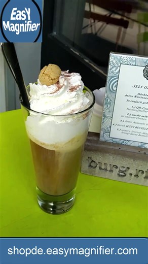 Eiskaffee ohne Probleme? EasY Magnifier® Taschen Lupe 3x mit LED Licht für unterwegs https://shopde.easymagnifier.com/ https://amz.run/6Gz0 **2000 Rezensionen auf Amazon*** Probleme beim Lesen der Eiskarte? Sie wollen einen Eiskaffee bestellen aber die Schrift auf dem Menu ist wieder so verdammt klein gedruckt? Kein Problem mit der kleinen Leselupe von EasY Magnifier®. Die 3fach Vergrösserung zeigt alles 3x mal so groß an wie normal und schon sind Sie im Bilde. Probieren Sie es aus... #reels #lu