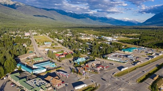 Staff in Valemount, B.C., scramble to find space for evacuees from Jasper wildfire