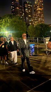 💥 Behind the scenes #aboutlastnight - @sabrinacarpenter x @earthwindandfire at @lollapalooza in Chicago!!! | Philip Bailey