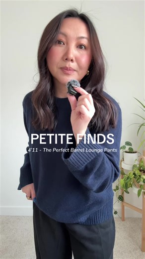 Petite Finds ✨ At 4’11, it’s hard to find barrel sweats that don’t overwhelm my frame — but these (27” inseam) fit perfectly with no hemming. Pricey, yes… but worth it when the fit is this good. More petite finds coming 🤎@Vuori Clothing #petitefashion #petitestyle #barrelpants #vuori #loungepants