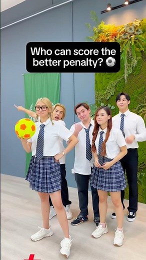 Who scored the better penalty? ⚽️🤔