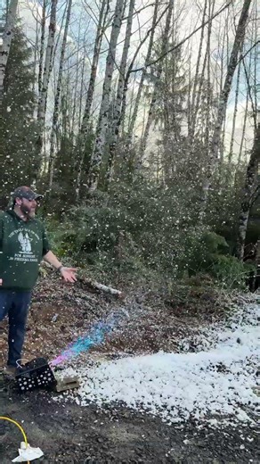 Make fake snow with the 900w snow machine