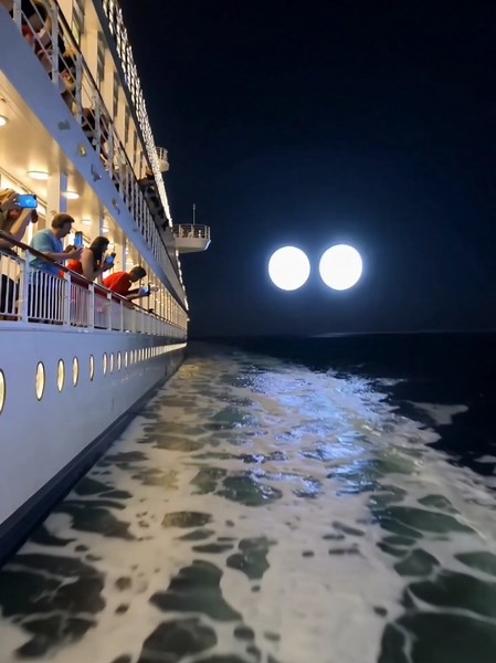 HQ Close up on light UFOs sorrounding a cruise ship. #aliens #ufo #cruiseship