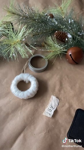 DIY Chunky Yarn Wreath Ornaments Tutorial