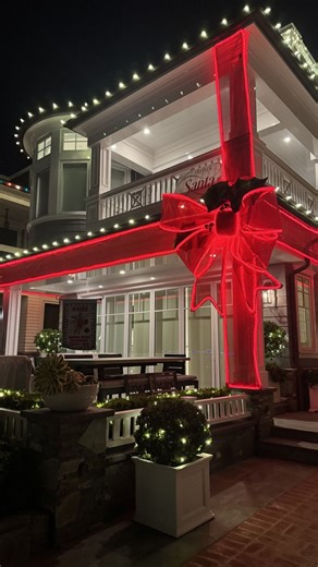 Waking on Instagram: "A maioria das pessoas nunca imagina quanta engenharia é necessária para um show de luzes de Natal desse nível 😳✨ Exibições como essa são essencialmente produções em pequena escala. Esse DJ passou semanas conectando milhares de LEDs, mapeando cada canal e sincronizando cada luz com momentos precisos da música. Só o software de sequenciamento pode levar horas por música, já que cada lâmpada precisa corresponder à batida, ao ritmo e ao movimento exatos. Uma configuração compl