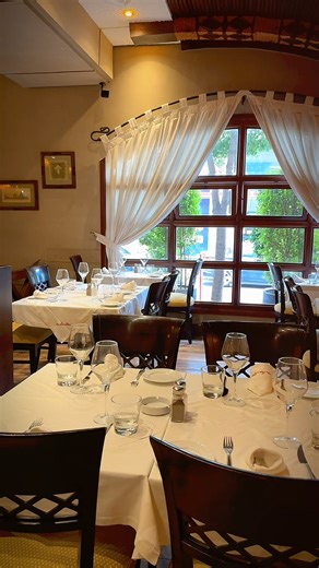 Au Four à Bois Casablanca on Instagram: "Laissez-vous emporter par une ambiance chaleureuse et accueillante. Notre restaurant est l'endroit idéal pour partager des rires et des souvenirs inoubliables. Réservez votre soirée dès maintenant ! 🍷✨ 🕘Ouvert en service continu de 12h00 à 00h00 ☎️Infos et #réservation : 0522-22.17.18 🚙Service voiturier 🛵#LivraisonGratuite disponible @aufouraboisdelivery #Restaurantitalien #pizzaaufouràbois #restaurantcasablanca #sortircasa #pizza #pizzacasa #restaura