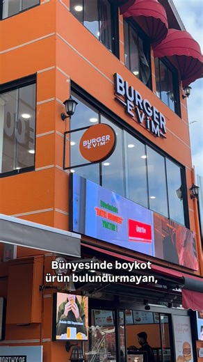 Beyzanur • Günlük yaşam • on Instagram: "Bünyesinde boykot ürün bulundurmayan üstelik deniz manzaralı olan türk markası o hamburgerciyi buldum😍 Patso 🍟 : 190₺ Hamburger 🍔 : 195₺ -400₺ Anadolu tabağı : 150₺ Öğrenci dostu menü 🍔 🍟🥤: 190₺ Biz ismi ve patenti burgerevime ait olan kebap burger ve trüf soslu klasik global burger menü tercih ettik. Kebap burgerin içerisindeki adana ezmesi tam bi anadolu dokunuşu olmuş. Merak uyandırıcı ve aşırıı lezzetliydi. Klasik global burgerin içeriğinde trüf