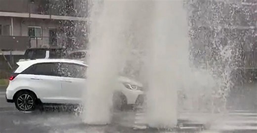 横浜、マンホールから水が噴き出る 台風、神奈川の土砂災害警戒情報は解除 動画 | カナロコ by 神奈川新聞