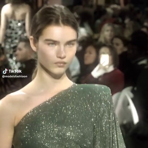 Meghan Roche en la pasarela de Alexandre Vauthier