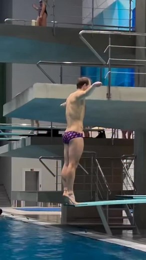 2.6K views · 1.4K reactions | The more you can lock out your elbows and keep your arms, narrow on the throw the better for all inward flipping dives… and front. Some of the best divers give themselves the ability to adjust after they come out of the dive. You can see that with how he pikes out, giving him the ability to continue rotating or open up sooner, depending on the flip speed. Diver: @stason_oliferchyk #405c #diving | The Diver Guy | Facebook
