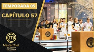 #MasterChefCelebrity | Claudia Bahamón les da la bienvenida a los concursantes a un reto bastante diferente, y todo a cargo de una gran caja que está en cada una de las estaciones. Luego, la presentadora habla con cada uno de los participantes que tiene delantal negro, y ellos se empeñan en decir que están bastante tristes por lo ocurrido, pero que pronto tendrá una nueva oportunidad para quitarse ese delantal que poco les gusta. Por su parte, Claudia asegura que esta oportunidad no será hoy, ya