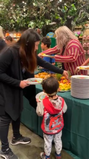 Santa Claus is coming to Rainforest Cafe! 🎅 🐸 Meet the Jolly Old St. Nick and Cha! Cha! while enjoying a delicious breakfast.⁣ ⁣ Take pictures, send letters to Santa, enjoy holiday activities, raffles, and prizes! Plus, take advantage of an exclusive retail discount. 🎄⁣ ⁣ Get your tickets: https://bit.ly/4hmld3j | Rainforest Cafe