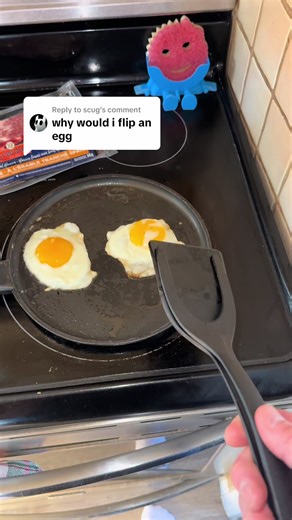 Replying to @scug isn’t that how it’s supposedly cooked 👀 #egg #cooking #kitchengadgets #fypシ゚