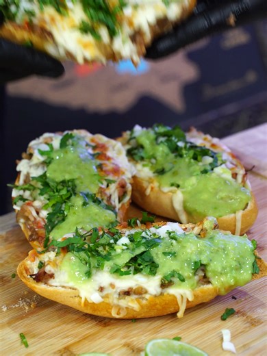 Deliciosos Molletes con Carnitas para Desayuno