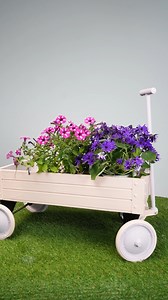 Heute war bestimmt der ein oder andere Bollerwagen im Einsatz. 😉 Das gute Ding muss jetzt nicht bis nächstes Jahr in der Garage einstauben. Einfach streichen und zack habt Ihr ein stylisches Blumenbeet auf 4 Rädern. 🙌🏻 😉 | MissPompadour