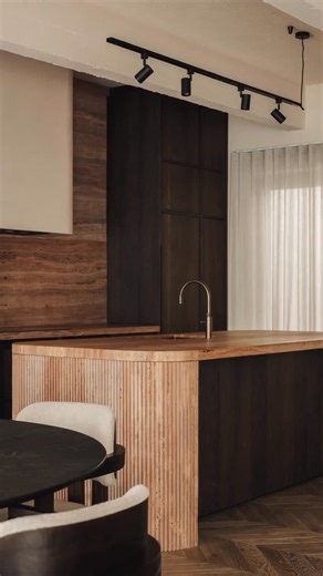 MORE | rode travertijn en donker fineer vormen de ruggengraat van dit project. We kozen bewust voor een dialoog tussen natuurlijke materialen:... | Instagram