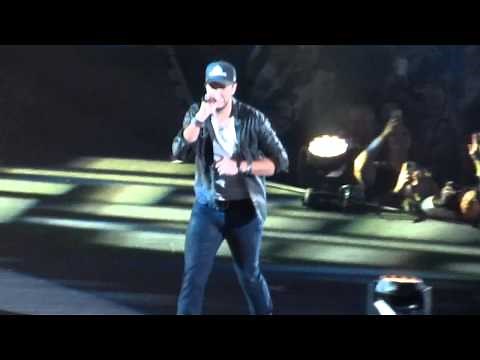 Luke Bryan Entrance & Kiss Tomorrow Goodbye