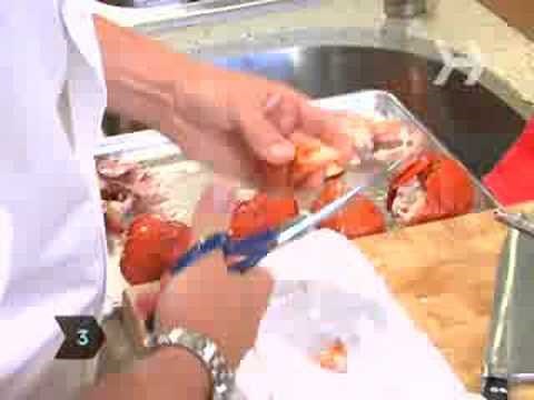 How to Remove Meat From a Lobster