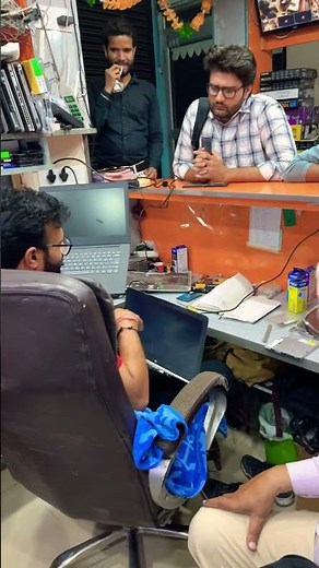 Laptop Diagnosis and Repair: Live Demonstration in Front of Customers