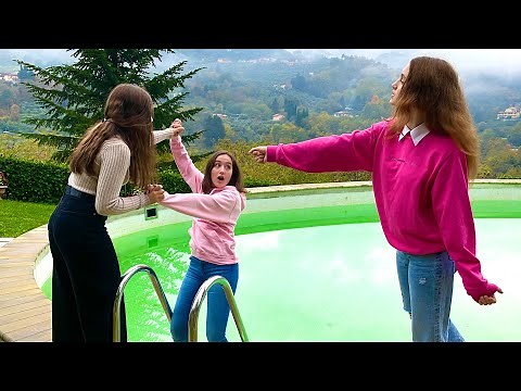 LA MIA AMICA BUTTA IN PISCINA EVA - AMICI vs NEMICI - by Charlotte M.