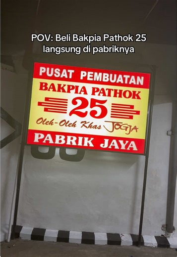 Berkali-kali ke Jogja, baru tau ternyata bisa Bakpia Pathok 25 langsung di pabriknya. Bener2 anget2 “fress from oven”. Kalau kalian nyari oleh-oleh Jogja wajib banget langsung ke Pabrik ini. #oleholehjogja #bakpiapathok #kulinerjogja #pusatoleholehjogja #yogyakarta