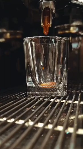 ☕ WHY DOES COFFEE FORM FOAM WHEN BREWED? When brewing coffee at home, you may notice a thin layer of foam on the surface. This is not always a bad sign, it depends on the cause. 🌿 Fresh coffee beans Freshly roasted coffee contains CO₂. When hot water hits the coffee grounds, the gas is released, creating light foam. 👉 This usually means the coffee is still fresh and aromatic. 🔥 Pouring technique Pouring water too fast or too forcefully can trap air, creating more foam than usual. ☕ Grind size