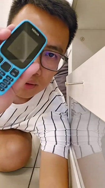 How to hammer a nail. Tutorial. #humor #tutorial #lifehack #hammer #nokia