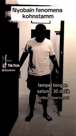Work Cuy, Bisa Di Coba 🤭 Fenomena Khonstamm adalah fenomena gerakan otot yang terjadi tanpa disadari setelah otot diberi kontraksi kuat dalam waktu tertentu loh ya 😂. Penjelasan Lebih gampangnya gini sih 🤭, Kalau lu nekan atau mengangkat sesuatu dengan kuat selama beberapa detik, lalu you berhenti, kadang kadang otot tetap gerak sendiri walau kamu tidak berniat menggerakkannya. Nah itu tuh disebut Fenomena Khonstamm 🤭. Caranya Gampang Kok 🤭 1.Berdiri Di Samping Tembok atau lu bisa Di Pintu 