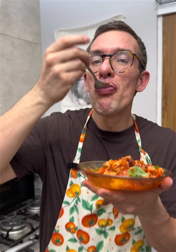 Puttanesca di Bacalhau Amó puttanesca pra mi e o melhor molho , combina con todos os peixes , mas con bacalhau pra mi e’ a melhor combinação. Usei o meu molho @donravello que ta muito bom ! Buona pasqua e faz essa receita !!! #chef #bacalhau #páscoa #itália #comidacaseira