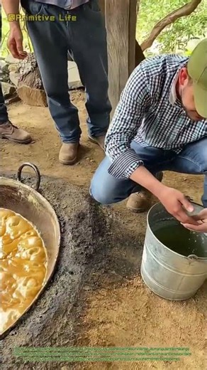 fabrication traditionnelle à la main de bonbons à la mélasse de canne à sucre