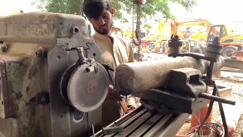 Repairing Hydraulic Jack Hammer with Expert Precision