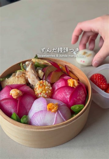 セリと胸肉の粕漬けと椿おにぎり弁当🪷 塩酒粕（魚とかつけても美味しい） 水………60〜70ミリリットル 酒粕……100グラム 本みりん…小さじ2 塩…………30グラム 塩以外をボウルに入れる（酒粕は小さくちぎる） 30分くらいおいて、酒粕をよく溶かす 塩を加え、ヘラでよく練ってなめらかにする 胸肉1枚を削ぎ切りして、塩酒粕大1から1.5くらいにつけておく 焼いた油揚げ、胸肉、せり、醤油少量、茅乃舎のだし（1/2袋） 合わせてかんせい〜〜〜 おにぎりはきゅうりと紫蘇のみの漬物入りです。 はんぺんボールは過去投稿に お弁当箱は楽天ROOMに乗せてます◡( ๑❛ᴗ❛ )◡ #旦那弁当 #lunchbox #bento #お弁当