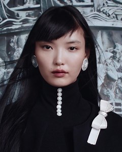 The Power of Couture Lesson n°1 : les boutons – the buttons Small round pieces used to fasten clothing. The studio brief: create a set of fifteen buttons in rock crystal. To do this, frost the rock crystal by hand using an abrasive powder that whitens the button. Select just the right grain to produce the desired creamy shade. Thanks to an old-fashioned spiral-shaped fastener, coil each button into the hair or onto a garment to adorn a collar or a sleeve. 120 hours of labor. 元素一：鈕扣 用來扣起衣物的小型圓形配件