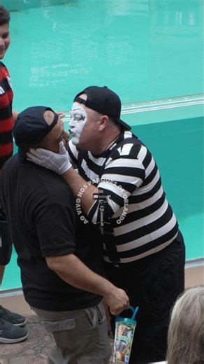Tom the mime doing his pranks on this man 😲😮😂🤣#tomthemime #seaworldmime #seaworldorlando