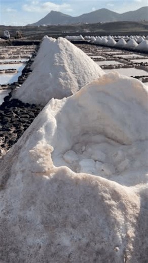clip-4003672365-lanzarote-janubio-salinas-salt-field-on-bright