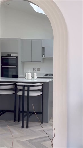 Mirror, mirror on the wall… 🪞Details: Infinity Plus Handleless in Pebble Grey Matt and Slate Matt White | 📸 IG: our_homereno18 | Wren Kitchens