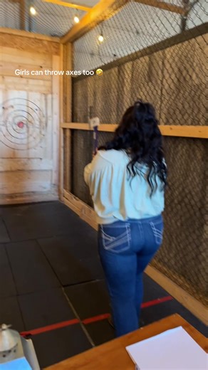 Just a girl who likes throwing axes 🤷🏻‍♀️ #axethrowing #axe #imjustagirl #justagirl #shelby