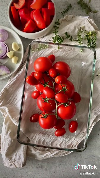 Vegaaninen Tomaattipaprikakeitto Resepti | Keittopäivä Suomitiktokilla!
