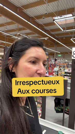 🇫🇷 La daronne qui démonte un gars qui veut la doubler à la caisse avec UN SEUL article :« Non mais tu passes devant moi comme ça ?! Non je suis PAS d’accord ! T’as un manque d’éducation ! J’ai mes enfants à aller chercher ! Retourne derrière ! »🗣️ C’est quoi ces gens en 2026 ?!