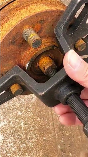 Smart Solution for Rusty Bolts: Mastering the Puller Tool#SmartMechanic #RustRemoval