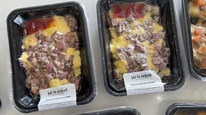 KETO MEALS DELIVERED RIGHT TO YOUR DOOR! Check them out here - https://peaceloveandlowcarb.com/EatToEvolve Code KYNDRA20 for 20% off Jon and I have been trying out the Eat to Evolve Keto meal delivery service. We choose the a la carte option so that we can pick each item inividually. The menu changes every couple of weeks and they have a ton of different options. All of the food is cooked fresh and shipped directly to your door. We keep some in the fridge and then freeze the rest so that they la